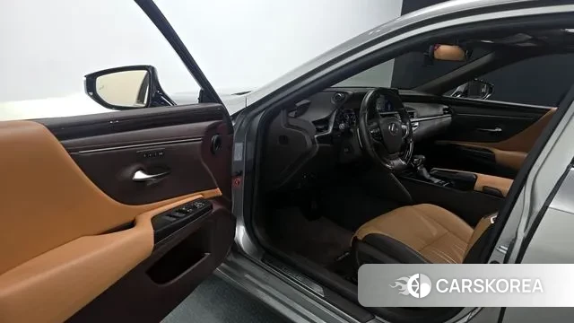 Lexus ES300h 7th generation 2019 Серебристо-серый из Кореи, фото 2