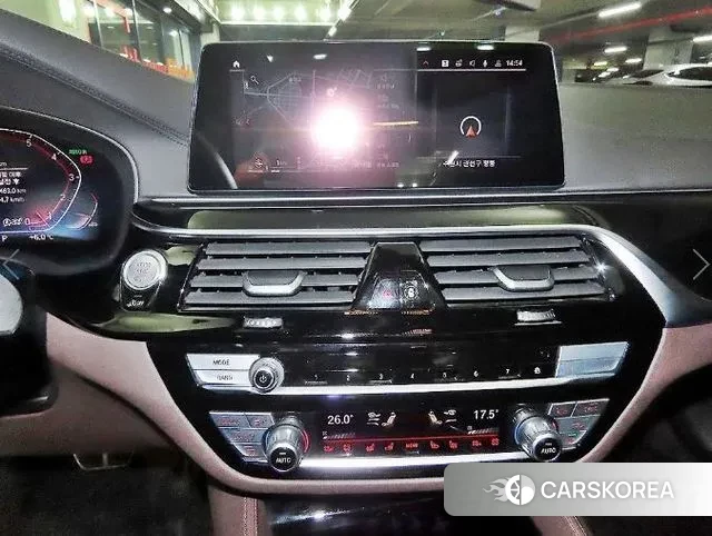 BMW 5 Series (G30) 2020 Белый из Кореи, фото 2