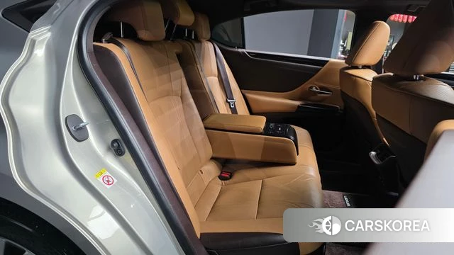 Lexus ES300h 7th generation 2018 Песочный из Кореи, фото 2