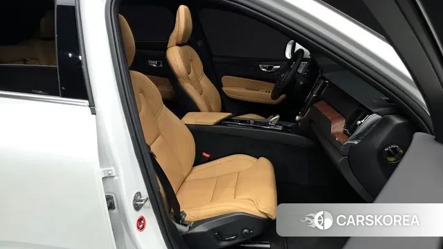 Volvo XC60 second Generation 2024 Белый из Кореи, фото 2