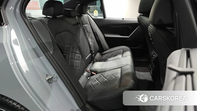 BMW 5 Series (G60) 2026 Светло-серебряный цвет из Кореи, фото 2