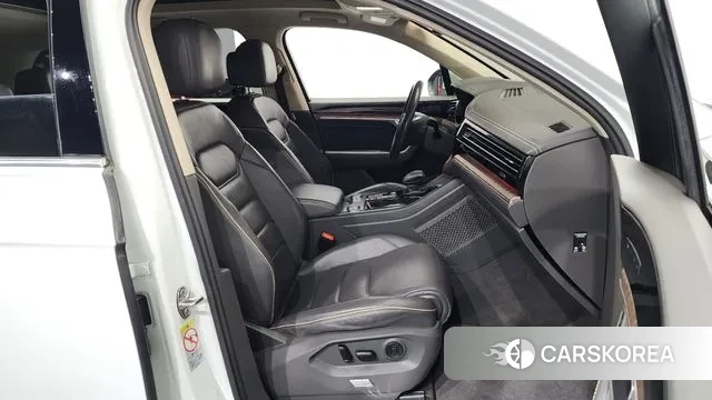 Volkswagen Touareg 3rd generation 2020 Белый из Кореи, фото 2