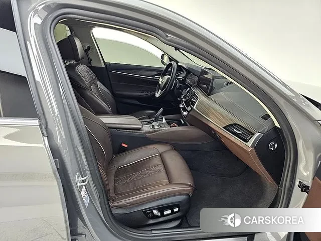 BMW 5 Series (G30) 2020 Серебристо-серый из Кореи, фото 2