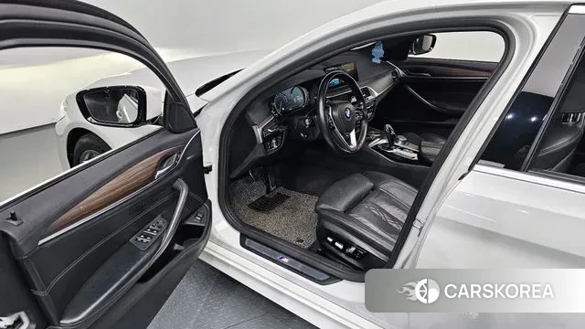 BMW 5 Series (G30) 2018 Белый из Кореи, фото 2