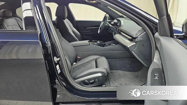 BMW 5 Series (G60) 2024 Черный из Кореи, фото 2
