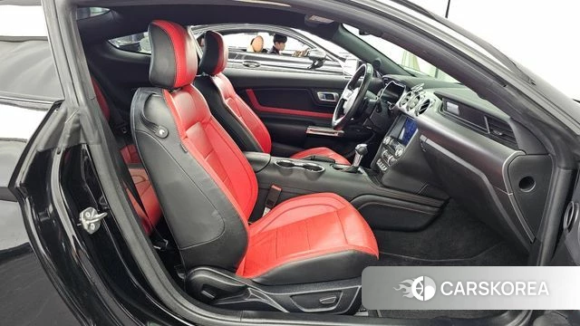 Ford Mustang 2022 Черный из Кореи, фото 2