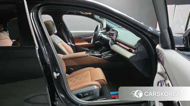 BMW 5 Series (G60) 2025 Черный из Кореи, фото 2