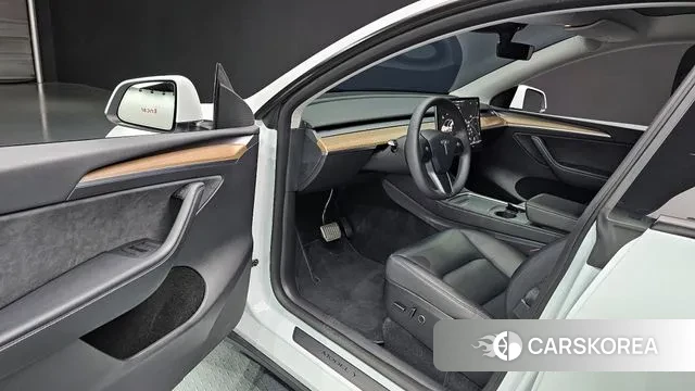 Tesla Model Y 2023 Белый из Кореи, фото 2