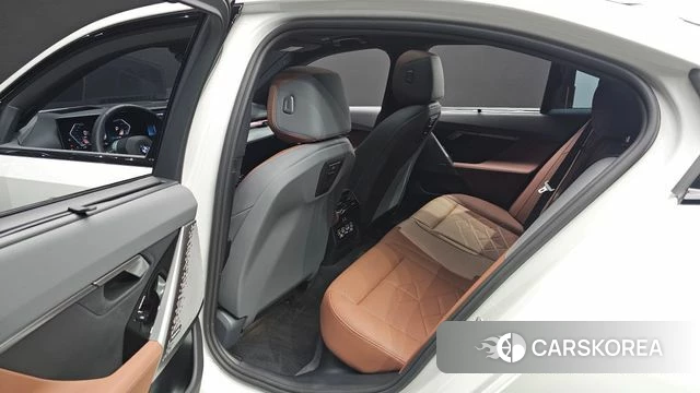 BMW 5 Series (G60) 2025 Белый из Кореи, фото 2