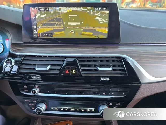 BMW 5 Series (G30) 2018 Серебристо-серый из Кореи, фото 2