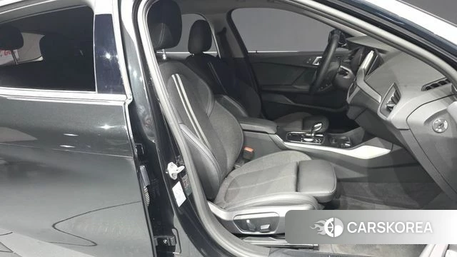 BMW 1 Series (F40) 2020 Черный из Кореи, фото 2