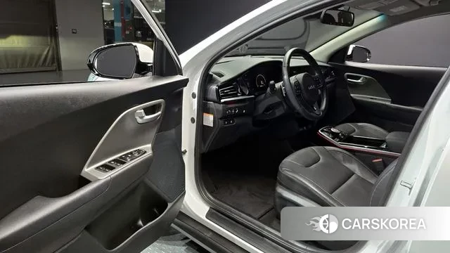 Kia Niro Plus 2022 Белый из Кореи, фото 2