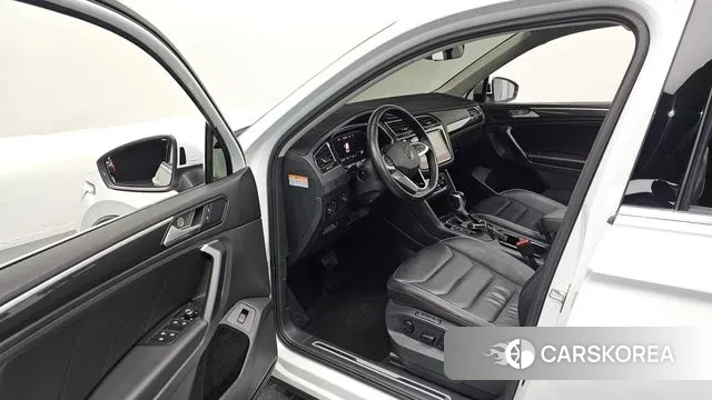 Volkswagen Tiguan second Generation 2023 Белый из Кореи, фото 2