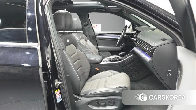 Volkswagen Touareg 3rd generation 2020 Черный из Кореи, фото 2