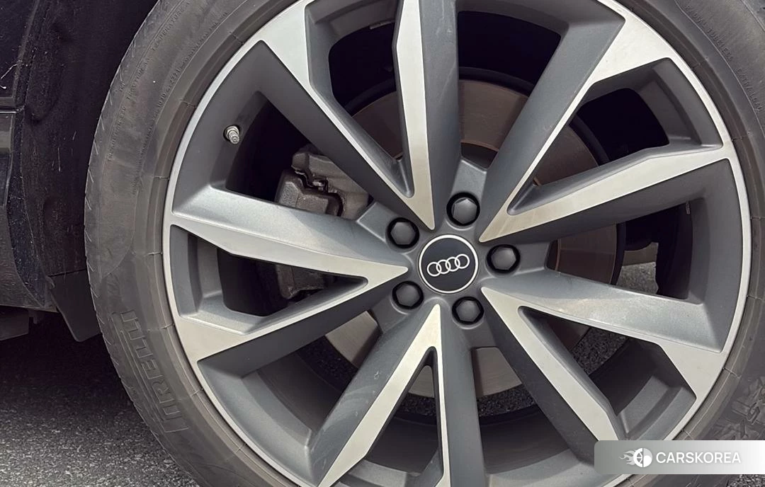 Audi Q7 2020 Черный из Китая, фото 2