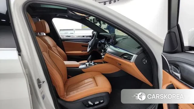 BMW 5 Series (G30) 2023 Белый из Кореи, фото 2