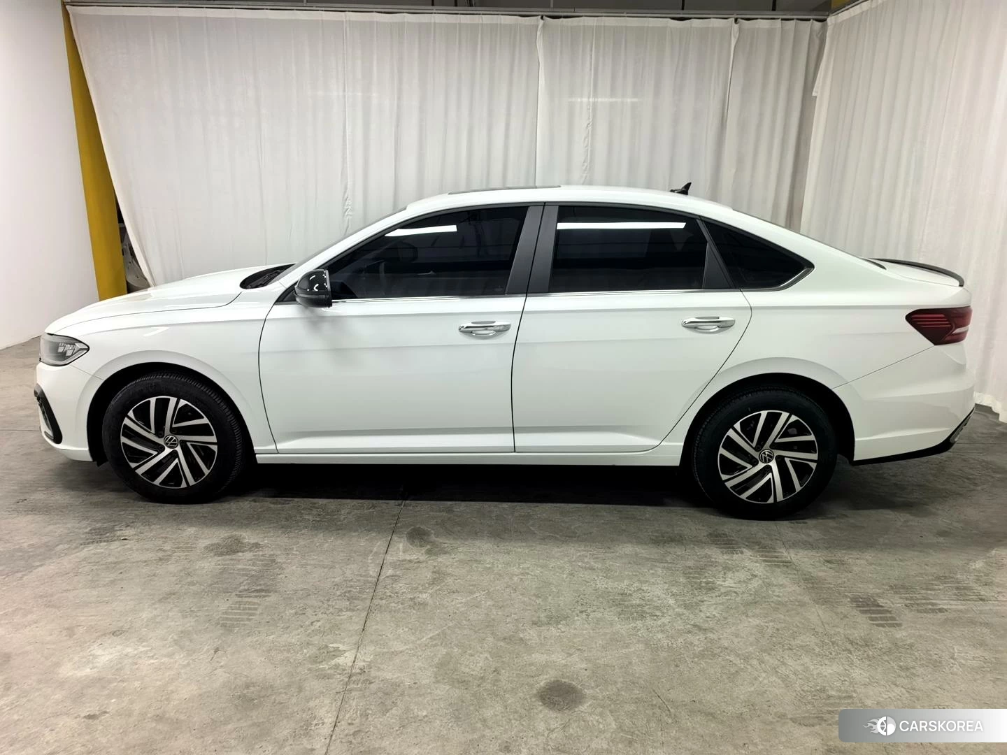 Volkswagen Lavida 2023 Белый из Китая, фото 2