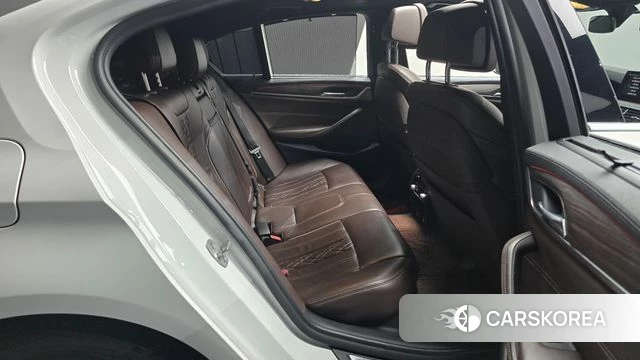 BMW 5 Series (G30) 2018 Белый из Кореи, фото 2