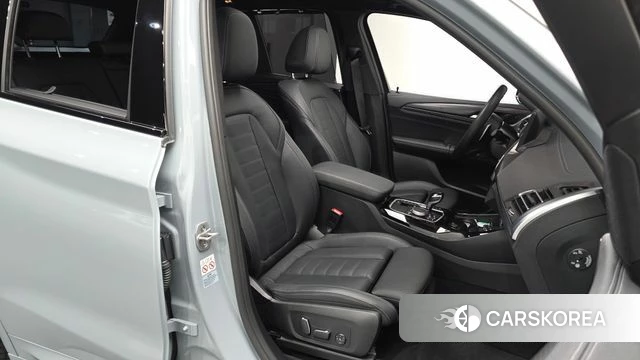BMW X3 (G01) 2024 Светло-серебряный цвет из Кореи, фото 2