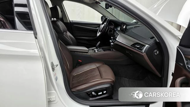 BMW 5 Series (G30) 2019 Белый из Кореи, фото 2