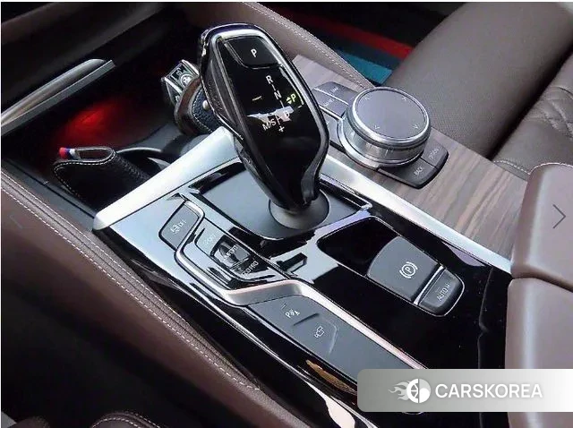 BMW 5 Series (G30) 2018 Серебристо-серый из Кореи, фото 2