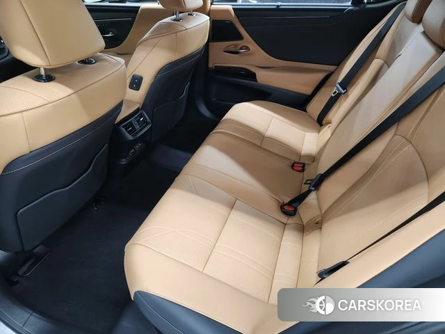 Lexus ES300h 7th generation 2025 Песочный из Кореи, фото 2