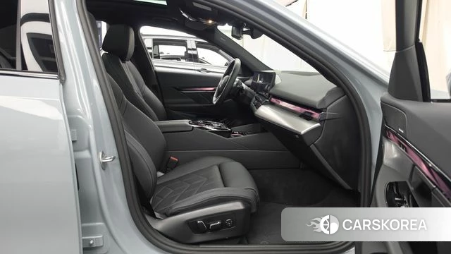 BMW 5 Series (G60) 2026 Серебристо-серый из Кореи, фото 2
