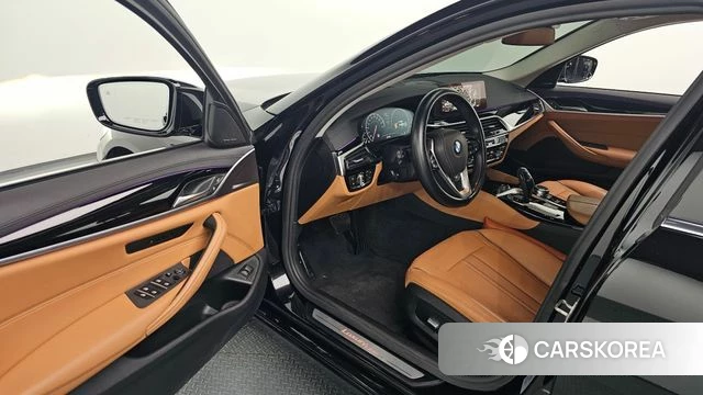 BMW 5 Series (G30) 2019 Черный из Кореи, фото 2