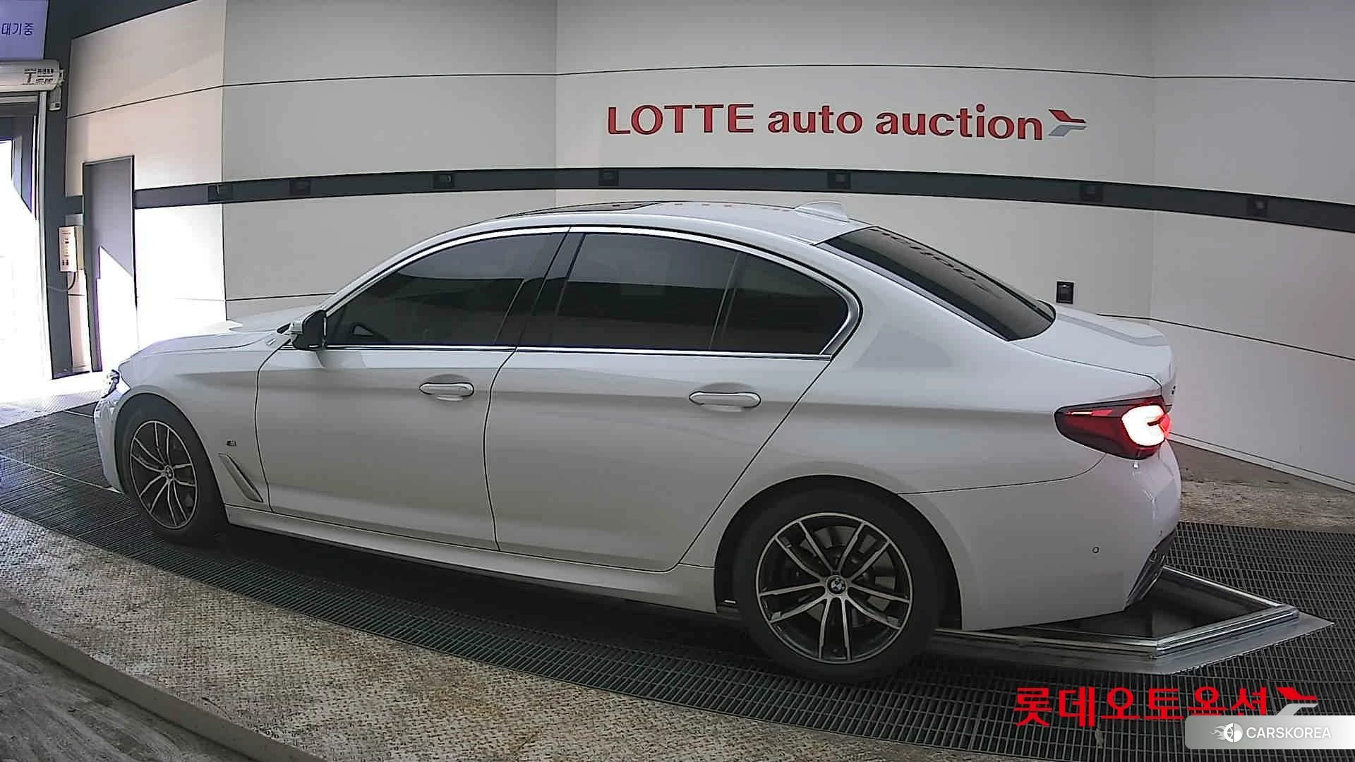 BMW  523d xDrive 2023 #300 - ALPINE WHITE [BMW] из Кореи, фото 2