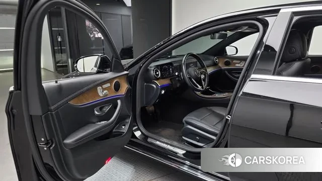 Mercedes-Benz E-Class W213 2022 Черный из Кореи, фото 2