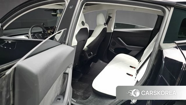 Tesla Model Y 2023 Черный из Кореи, фото 2