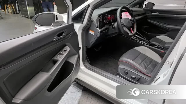 Volkswagen Golf 8th Generation 2023 Белый из Кореи, фото 2