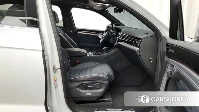 Volkswagen Touareg 3rd generation 2024 Белый из Кореи, фото 2