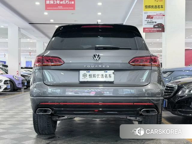 Volkswagen Touareg 2023 Темно-серый из Китая, фото 2