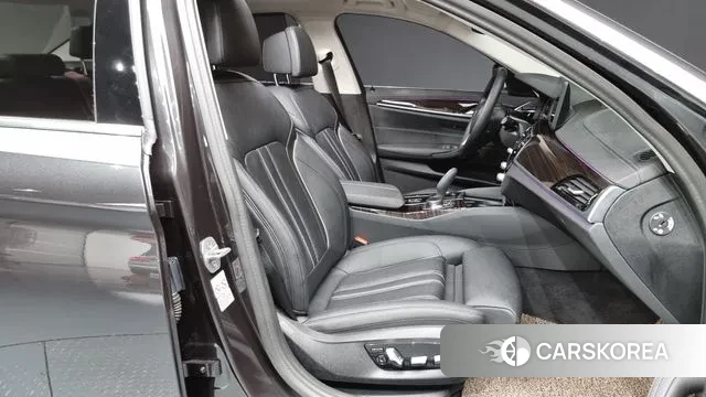 BMW 5 Series (G30) 2023 Белый из Кореи, фото 2