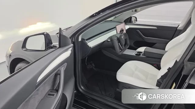 Tesla Model Y 2023 Черный из Кореи, фото 2