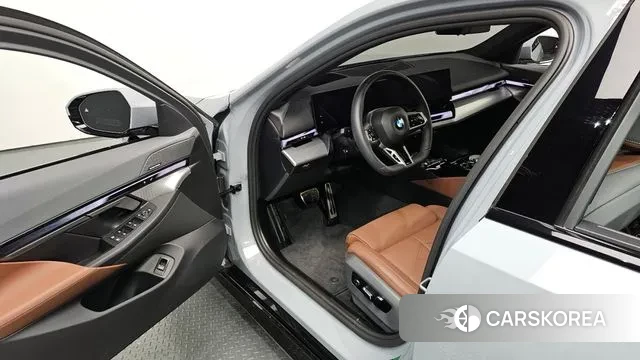 BMW 5 Series (G60) 2025 Светло-серебряный цвет из Кореи, фото 2