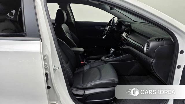Kia The New K3 2nd generation 2021 Белый из Кореи, фото 2