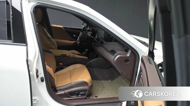 Lexus ES300h 7th generation 2021 Белый из Кореи, фото 2
