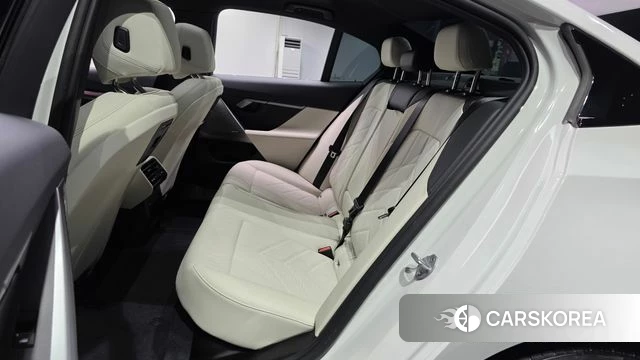 BMW 5 Series (G60) 2025 Белый из Кореи, фото 2