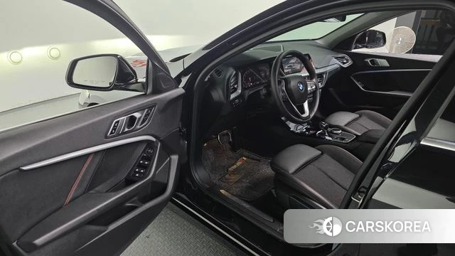 BMW 1 Series (F40) 2021 Черный из Кореи, фото 2