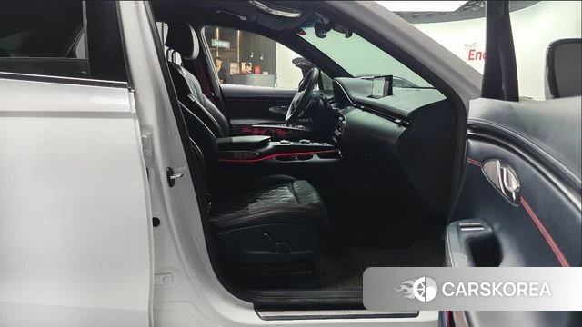 Genesis GV70 2023 Белый из Кореи, фото 2