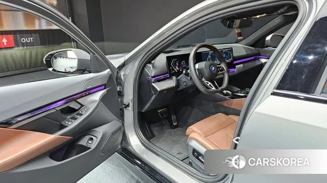 BMW 5 Series (G60) 2025 Серебристо-серый из Кореи, фото 2