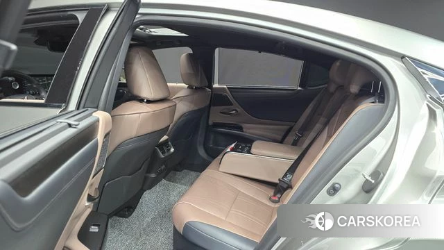 Lexus ES300h 7th generation 2025 Серебристо-серый из Кореи, фото 2