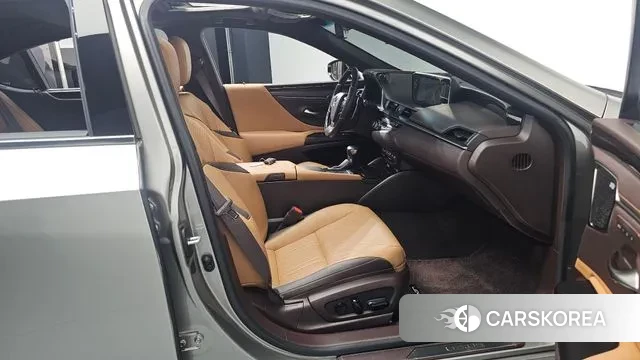 Lexus ES300h 7th generation 2020 Серебряный из Кореи, фото 2