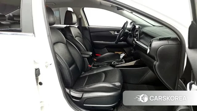 Kia The New K3 2nd generation 2021 Белый из Кореи, фото 2