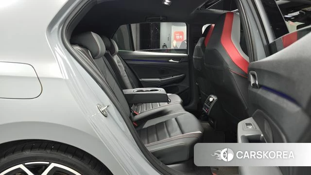 Volkswagen Golf 8th Generation 2025 Серебристо-серый из Кореи, фото 2