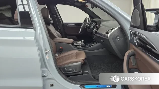 BMW X3 (G01) 2024 Светло-серебряный цвет из Кореи, фото 2