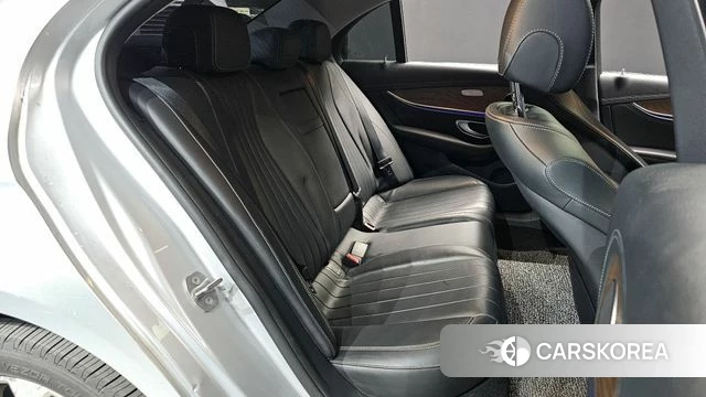 Mercedes-Benz E-Class W213 2018 Серебристо-серый из Кореи, фото 2