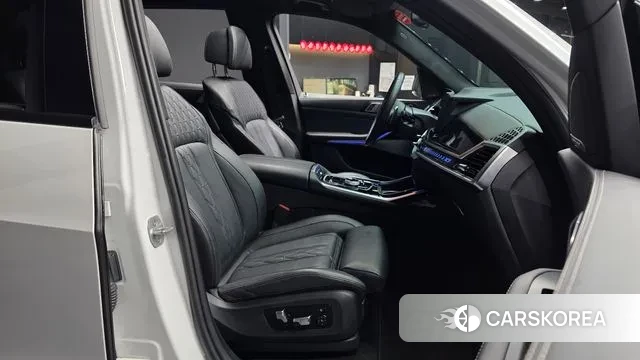 BMW X7 (G07) 2024 Белый из Кореи, фото 2